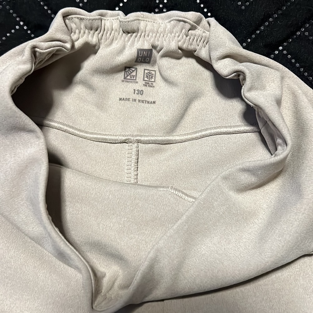 Uniqlo Girl’s short sleeve shirt and leggings size 130 - Picture 4 of 4